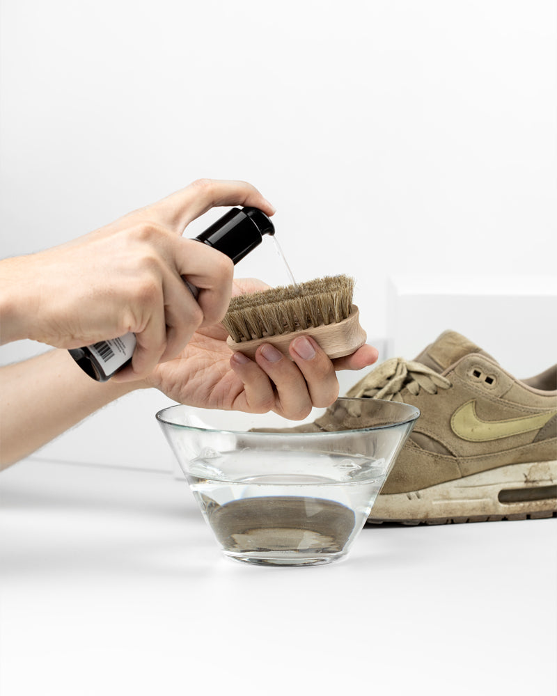 The Cleanser | Sneaker-Reiniger mit Schuhbürste friiz Sneaker sauber.